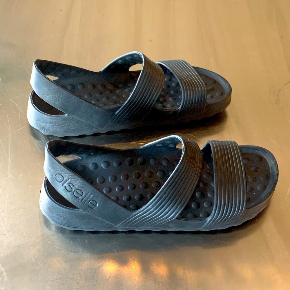 Oiselle Sport Sandal in black (9-9.5/size 40)